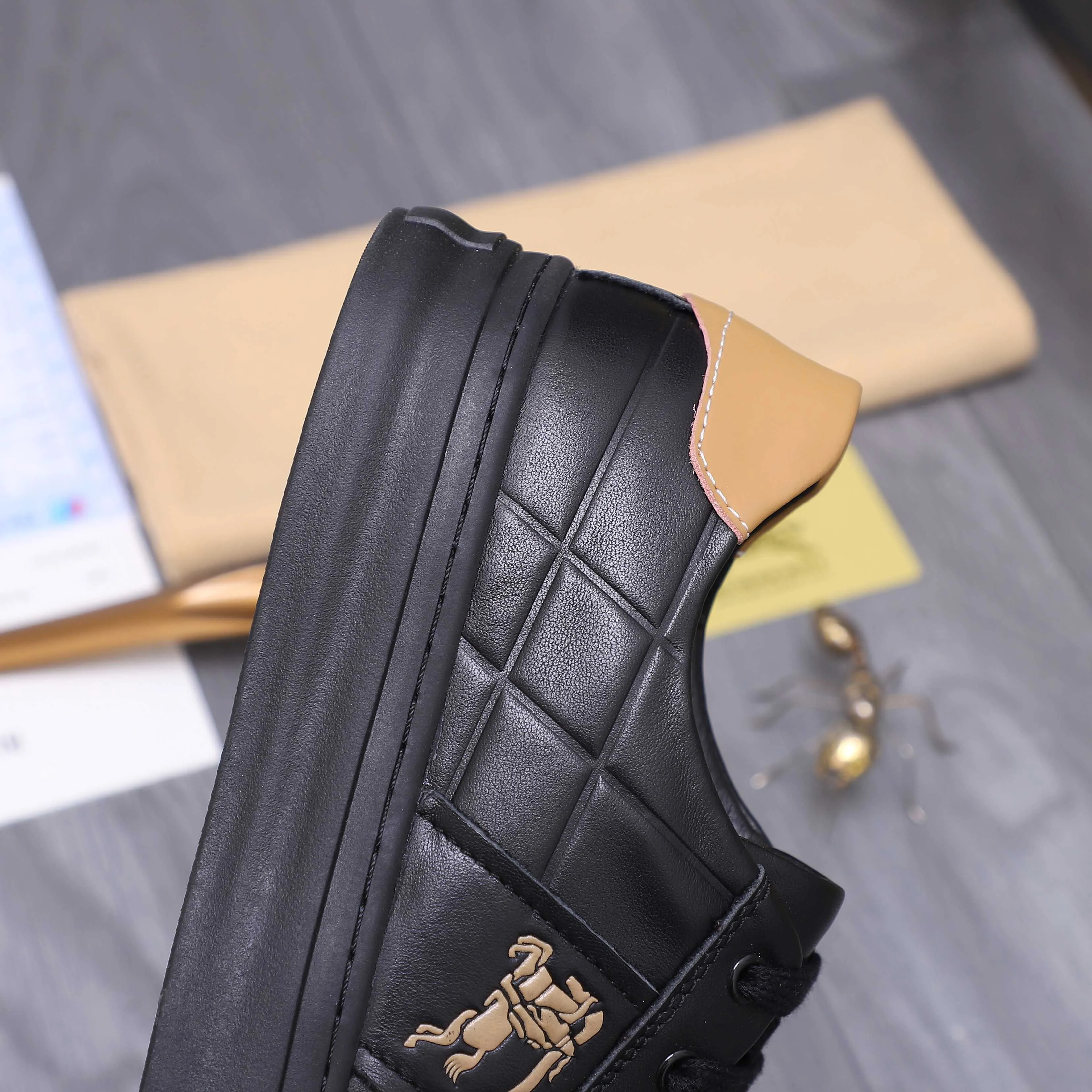 Men's shoes 💰p400 Product trademark: Burberry "Burberry" casual shoes Regular size: 38-44 Product materials: Selected cowhide embossed upper, pigskin lining, rubber outsole